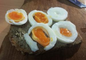 Abbildung 3: Gefroren gekochtes Ei auf Brot